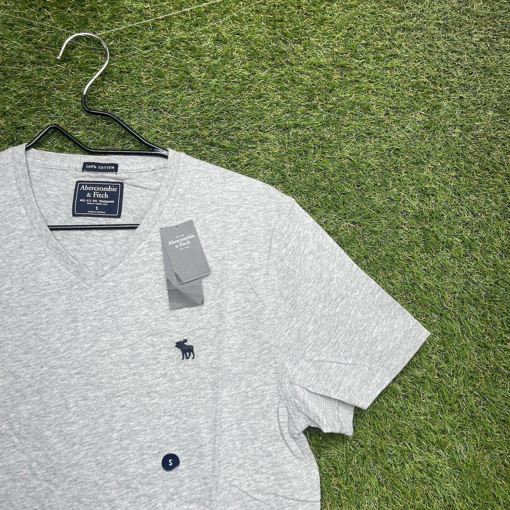 Abercrombie & Fitch Shirt Mens Small V-Neck Cotton Grey Moose Short Sleeve NWT
